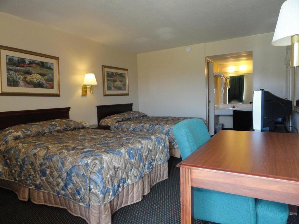Red Carpet Inn Terre Haute Room photo