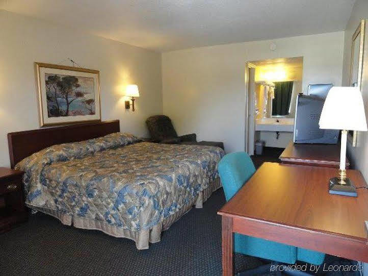 Red Carpet Inn Terre Haute Room photo