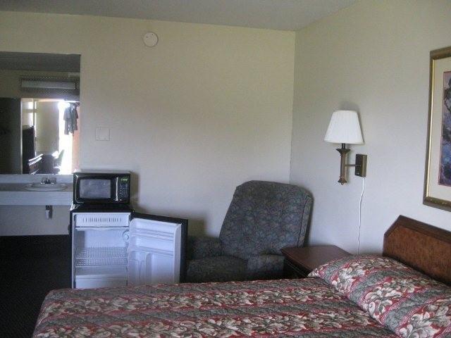 Red Carpet Inn Terre Haute Room photo